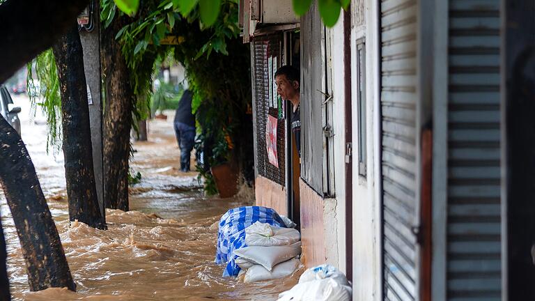 Unwetter in Thailand       -  Auch Sandsäcke konnten die Wassermassen nicht aufhalten.