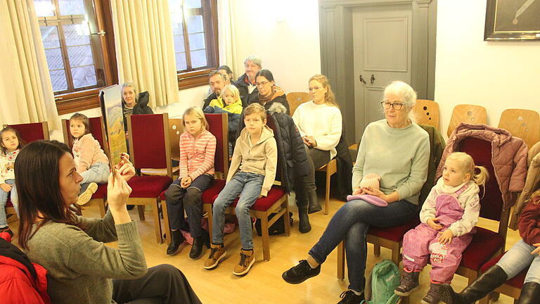 Die Weihnachtsgeschichte wurde kindgerecht vorgelesen bei der Prichsenstädter Kinderweihnacht