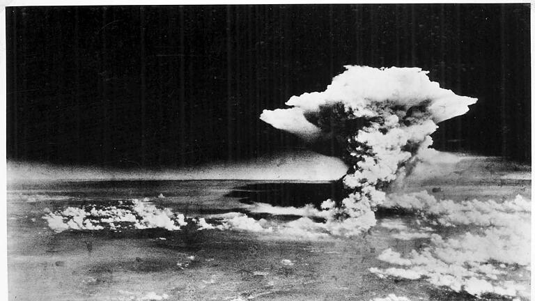 Jahrestag Hiroshima       -  Die Atombombenexplosion über Hiroshima, vom US-Militär fotografiert: Der 6. August 2015 markiert den 70. Jahrestag der Bombenabwürfe auf die Stadt. Die Bomben töteten binnen Sekunden Zehntausende Menschen, bis zum Ende des Jahres 1945 starben etwa 140.000 Menschen an den Folgen der Atombombe.