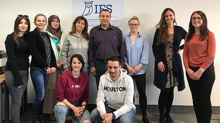 Die Integrationslotsinnen der Diakonie Schweinfurt, Christiane Fellows und Karina Kraus (stehend von rechts) freuen sich mit Kursleiterin Lisa Falschlunger und den Kursteilnehmern über den erfolgreich abgeschlossenen Sprachmittlerkurs.