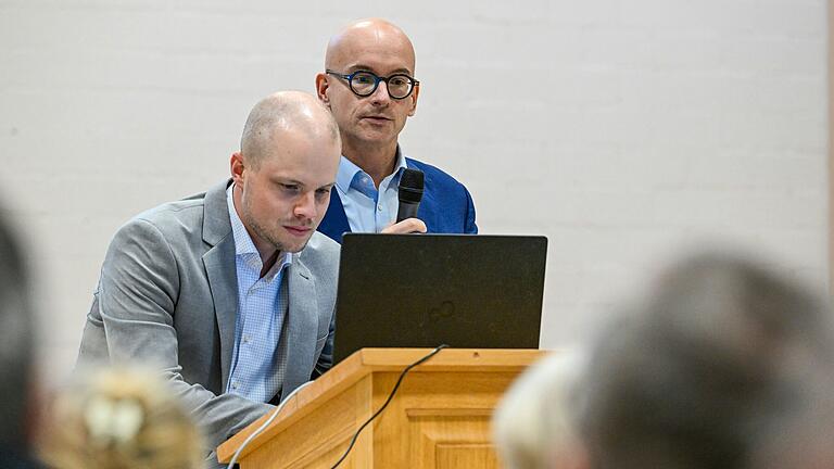 Marco Pabstmann, technischer Leiter der Knauf-Gruppe für Zentraleuropa (rechts) sagt: 'Knauf ist hier zuhause und bereit, mit der Region zu wachsen und Verantwortung zu übernehmen.' Links: Daniel Schroeder, Bereichsleiter Bergbau.