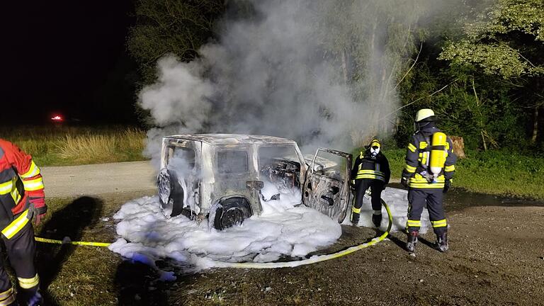 Auf dem Schotterparkplatz unterhalb des Markt Einersheimer Schwimmbads brannte am Abend des 11. August ein Auto. Die Feuerwehr konnte nicht mehr viel ausrichten.