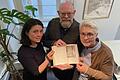 Zufall? Schicksal? Jedenfalls beeindruckend: Sheena Ulsamer, Dietmar Jung und Doris Badel halten ihren Fund hoch: das Buch mit den  berührenden Kindheitserlebnissen des Kitzingers Winfried Weiß.&nbsp;