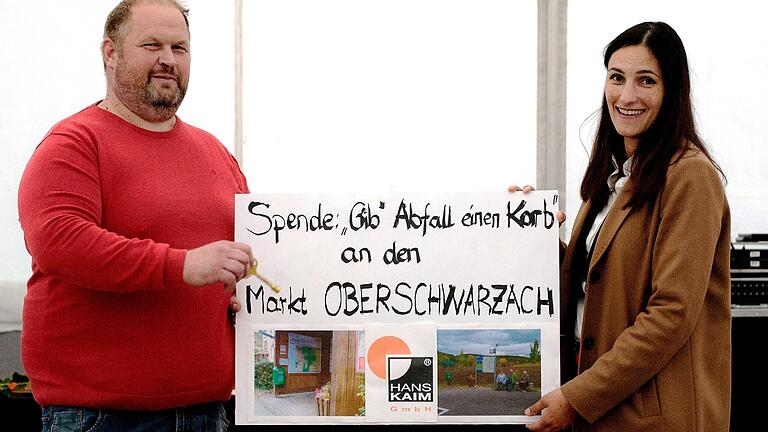 Inhaberin und Geschäftsführerin Meryem Güdü übergibt die Spende zum 50-jährigen Bestehen der Hans Kaim GmbH an Oberschwarzachs zweiten Bürgermeister Armin Zehner. Inhaberin und Geschäftsführerin Meryem Güdü übergibt die Spende zum 50-jährigen Bestehen der Hans Kaim GmbH an Oberschwarzachs zweiten Bürgermeister Armin Zehner.