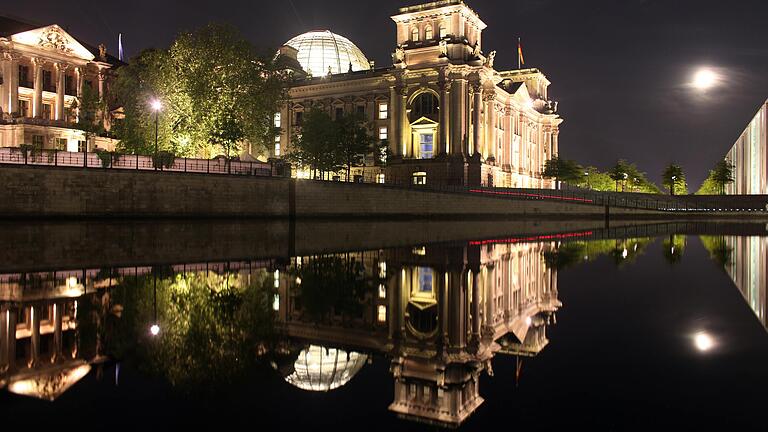 Im nächtlichen Berlin sind sie oft noch bei der Arbeit: die Abgeordneten im Bundestag.&nbsp;&nbsp;