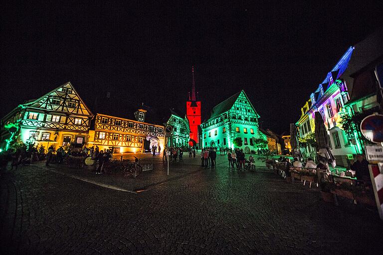 Die Illumination des Zeiler Rathausensembles 2018 hatte einen frohen Hintergrund: Die 1000-Jahr-Feier der Stadt.&nbsp;