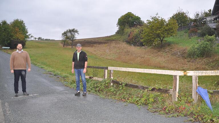 Freuen sich über das gelungene Pilotprojekt: Bürgermeister Johannes Grebner (links) und Jagdvorsteher Jürgen Baumann auf dem mit einem Bitumenspritzverfahren hergerichteten Feldweg in der Gemarkung Weipoltshausen.