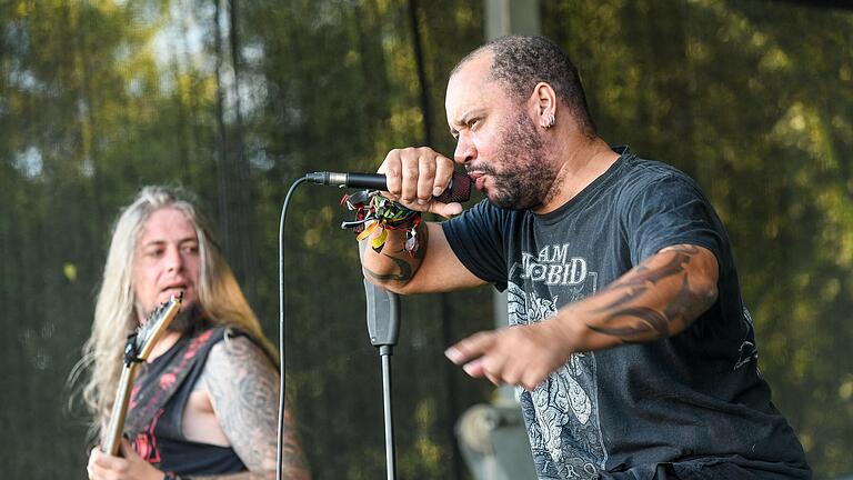 Death Metal aus Ingolstadt: Zum Start ins Infernum meets Porkcore Fistevil sorgten Rotting Empire als zweite Band am Freitagabend für die ersten kleinen Moshpits. Death Metal aus Ingolstadt: Zum Start ins Infernum meets Porkcore Fistevil sorgten Rotting Empire als zweite Band am Freitagabend für die ersten kleinen Moshpits. 