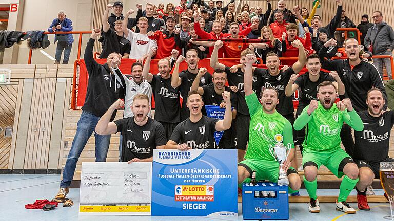 Der neue Futsal-Bezirksmeister: Der TSV Rottendorf feiert mit seinen lautstarken Fans nach dem Titelgewinn in Rimpar. - Der neue Futsal-Bezirksmeister: Der TSV Rottendorf feiert mit seinen lautstarken Fans nach dem Titelgewinn in Rimpar. Der neue Futsal-Bezirksmeister: Der TSV Rottendorf feiert mit seinen lautstarken Fans nach dem Titelgewinn in Rimpar. - Der neue Futsal-Bezirksmeister: Der TSV Rottendorf feiert mit seinen lautstarken Fans nach dem Titelgewinn in Rimpar.
