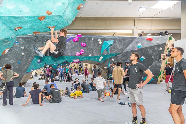 Bouldern ist Klettern in geringeren Höhen und ohne Absicherung. Ins Rock Inn kommen auch Kinder vom benachbarten Blinden-Institut oder von Schulen. Bouldern ist Klettern in geringeren Höhen und ohne Absicherung. Ins Rock Inn kommen auch Kinder vom benachbarten Blinden-Institut oder von Schulen. 