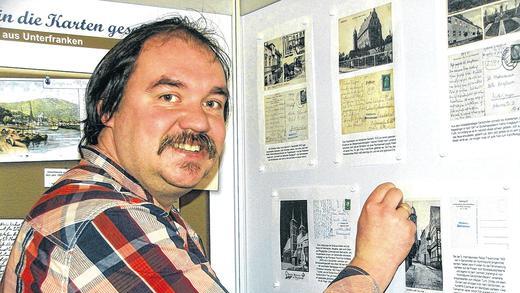 Letzte Vorbereitungen: Stadtarchivar Matthias Endriß bestückt die verbliebenen freien Flächen für die Postkartenausstellung, die ab sofort bis zum 27. April im Alten Rathaus zu sehen ist.