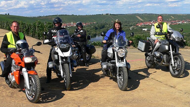 Königliche Motorradtour: Sowohl als Fränkische als auch als Deutsche Weinkönigin fuhr die leidenschaftliche Motorradfahrerin Marlies Dumbsky durch die Weinberge, hier eine Pause bei einer Tour an der Mainschleife. Königliche Motorradtour: Sowohl als Fränkische als auch als Deutsche Weinkönigin fuhr die leidenschaftliche Motorradfahrerin Marlies Dumbsky durch die Weinberge, hier eine Pause bei einer Tour an der Mainschleife.