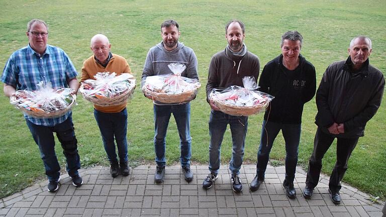 Für ihren jahrzehntelangen Einsatz beim FC Schallfeld wurden die bisherigen Vorsitzenden (von links) Wolfgang Hanf, Josef Bender, Norbert Sahlmüller und Jürgen Lösch mit einem Präsentkorb verabschiedet. Bernhard Krämer und Franz Kraus werden weiterhin die Geschicke des FCs mitentscheiden.