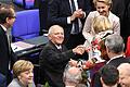 KINA - Einer soll für Ordnung sorgen       -  Die Abgeordnete der Grünen, Claudia Roth, gratuliert dem neugewählten Bundestagspräsidenten Wolfgang Schäuble im Plenarsaal des Reichstagsgebäudes in Berlin.