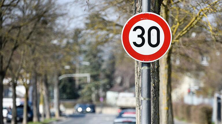 Bei Tempo 30 kommt das Schild mit dem kleinsten Durchmesser zum Einsatz. Bei Tempo 30 kommt das Schild mit dem kleinsten Durchmesser zum Einsatz.