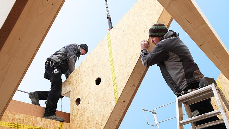 Wird schwierig: Gerade die Zimmerer leiden derzeit unter der Holzkrise. Wird schwierig: Gerade die Zimmerer leiden derzeit unter der Holzkrise.