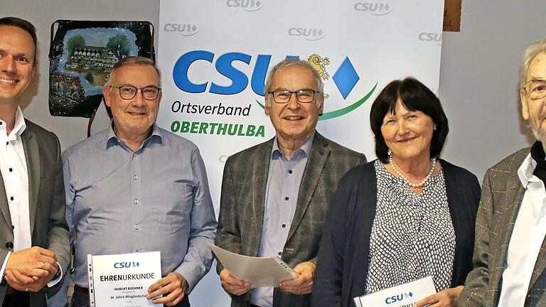 Unser Foto zeigt (von links) Bürgermeister und CSU-Ortsvorsitzenden Mario Götz mit den Geehrten Hubert Büchner, das Ehepaar Edith und Anton Schorn und Gerhard Hortig.       -  Unser Foto zeigt (von links) Bürgermeister und CSU-Ortsvorsitzenden Mario Götz mit den Geehrten Hubert Büchner, das Ehepaar Edith und Anton Schorn und Gerhard Hortig.