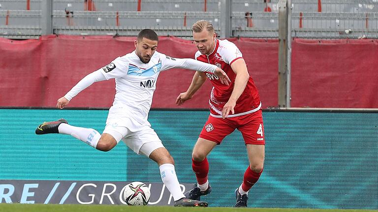 Enes Küc (hier links im Trikot von Viktoria Berlin im Zweikampf mit Ex-Kickers-Akteur Lars Dietz) kehrt an den Dallenberg zurück.