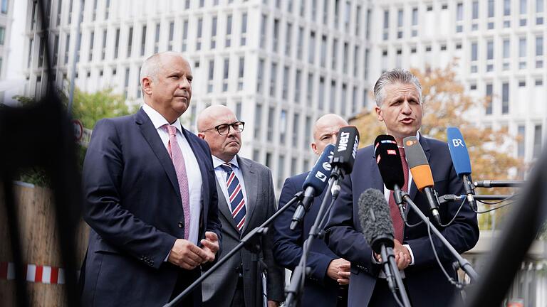 Gespräche der Ampel-Koalition zur Migrationspolitik       -  Ob umfassende Zurückweisungen an der Grenze möglich wären, war 2015 schon einmal im Bundesinnenministerium geprüft worden. Die damalige Bundeskanzlerin Angela Merkel (CDU) traf allerdings die politische Entscheidung, diesen Weg nicht weiterzuverfolgen.