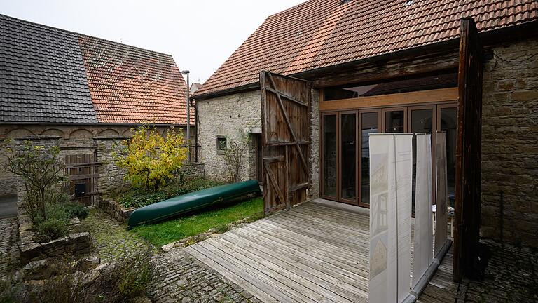 Blick in den Innenhof: Nur die Glasfront lässt erahnen, was sich dahinter verbergen könnte. Blick in den Innenhof: Nur die Glasfront lässt erahnen, was sich dahinter verbergen könnte.