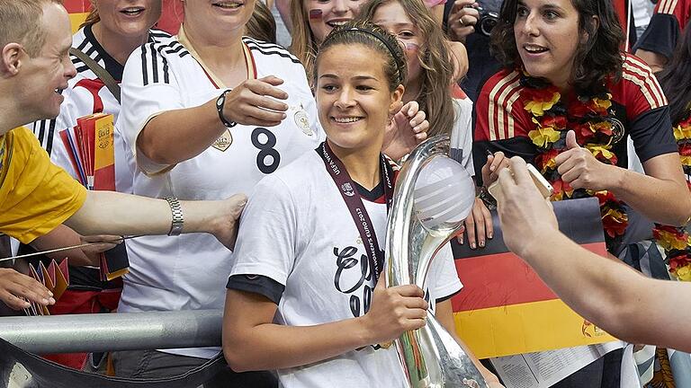 Lena Lotzen 2013 nach dem Gewinn der Europameisterschaft im Trikot der Fußball-Nationalmannschaft. Die 27-Jährige gab am Mittwoch bekannt, dass sie ihre erfolgreiche, doch von Verletzungen begleitete Karriere mit sofortiger Wirkung beende (Archivfoto).