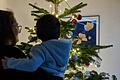 Weihnachten im Frauenhaus für die Region Main-Rhön in Schweinfurt: Dazu gehört ein Baum, den das Team gemeinsam mit den Kindern schmückt. Im Bild Viktoria Spomer, zusammen mit Beate Erhart&nbsp; pädagogische Fachkräfte im Kinderbereich,&nbsp; mit einem der Kinder, die zusammen mit ihren Müttern Zuflucht im Frauenhaus gefunden haben.