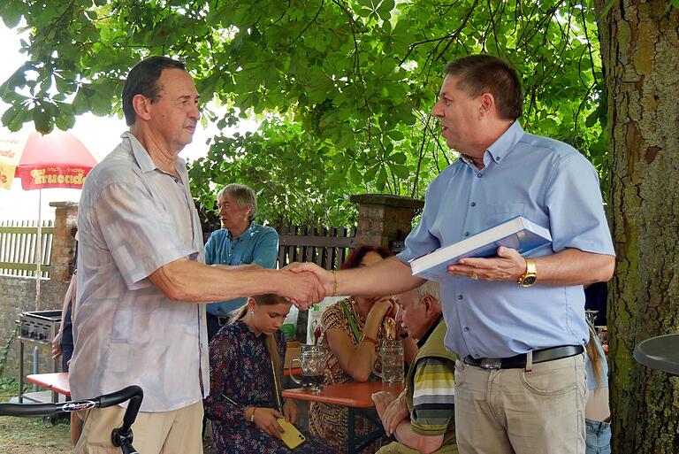 Harald Herbach vom Verband deutscher Brieftaubenzüchter (rechts) gratuliert Edgar Keller (links) zum 100-jährigen Bestehen des Vereins Luftpost Waigolshausen. Harald Herbach vom Verband deutscher Brieftaubenzüchter (rechts) gratuliert Edgar Keller (links) zum 100-jährigen Bestehen des Vereins Luftpost Waigolshausen.
