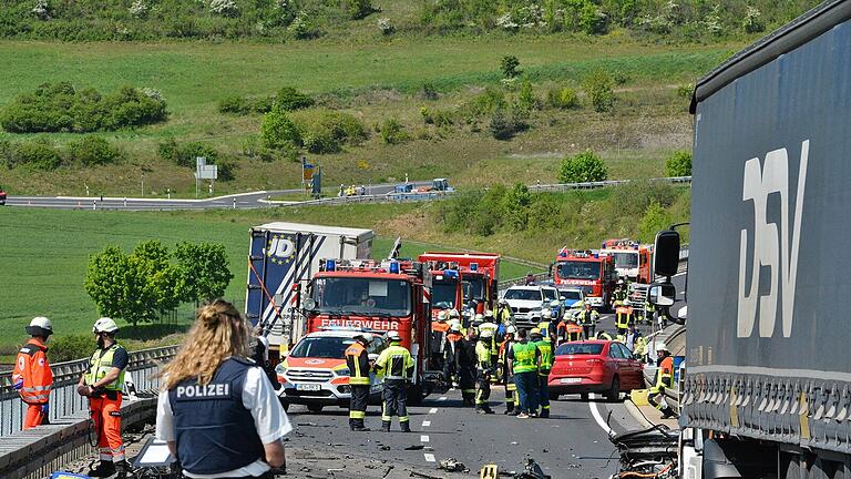 Unfall auf der B279       -  Ein Bild der Verwüstung auf der B279