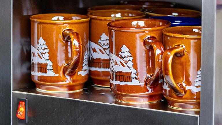 Am Glühweinstand gibt es jetzt einen Tassenwärmer. Der Glühwein bleibt so länger heiß. Am Glühweinstand gibt es jetzt einen Tassenwärmer. Der Glühwein bleibt so länger heiß.