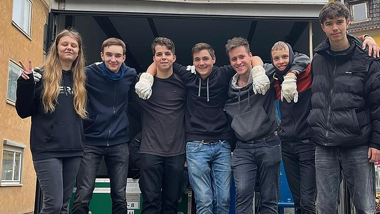 Halfen tatkräftig bei den Vorbereitungen zur ZDF-Live-Übertragung mit: Das Dag Technik-Team (v.l.) Carolina Buchardt, Philipp Selbach, Noah Gangl, Julian Baumann, Nico Hadenfeldt, Jakob van Elten und Gabriel Berndt. Halfen tatkräftig bei den Vorbereitungen zur ZDF-Live-Übertragung mit: Das Dag Technik-Team (v.l.) Carolina Buchardt, Philipp Selbach, Noah Gangl, Julian Baumann, Nico Hadenfeldt, Jakob van Elten und Gabriel Berndt.