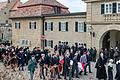 Der ehemalige Dekan Günther Klöss-Schuster ging den Sargträgern voran zum Casteller Fürstenfriedhof, wo er Marie-Louise zu Castell-Castell nach der kirchlichen Trauerfeier am Samstag bestattete.&nbsp;
