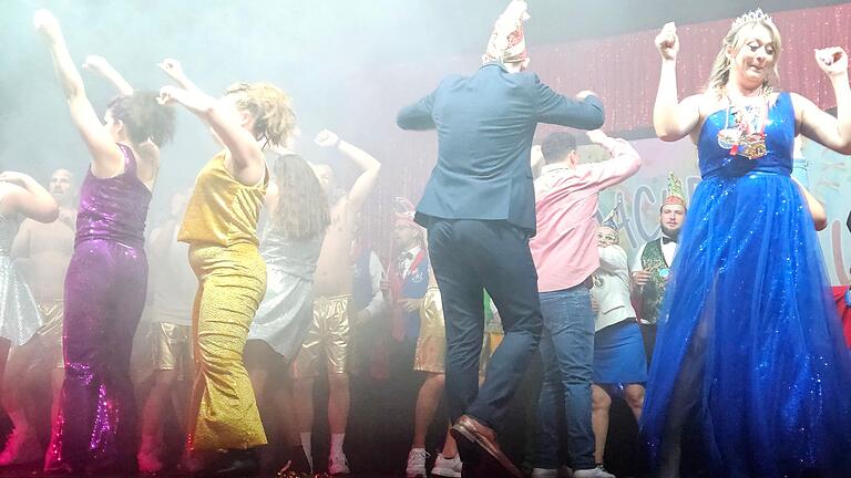 Zum Finale legten die Dachdorfer noch einmal richtig los. Eine Tanz-Choreografie für alle, die sichtlich Spaß machte! Zum Finale legten die Dachdorfer noch einmal richtig los. Eine Tanz-Choreografie für alle, die sichtlich Spaß machte!