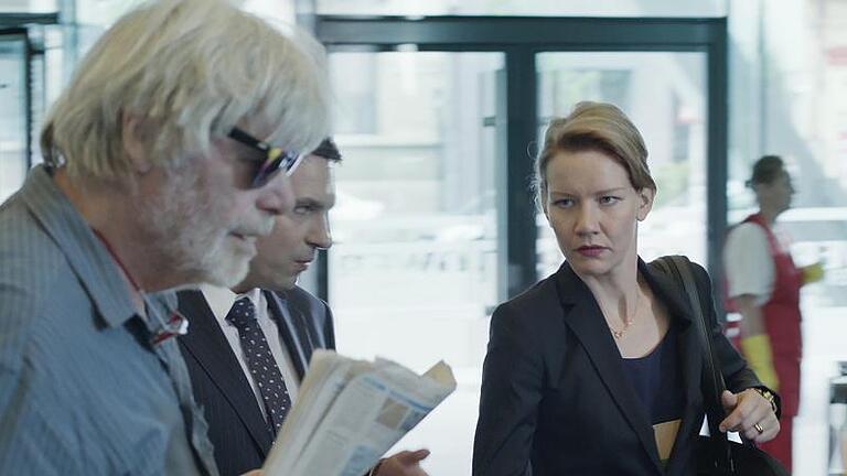 &bdquo;Toni Erdmann&ldquo;: deutsche Ausnahmekomödie im stattKino       -  (amk)   Am Mittwoch, 24. Mai, zeigt das Lohrer stattKino im Kulturkeller Mehling Maren Ades &bdquo;Toni Erdmann&ldquo;. Wegen der stolzen Spieldauer von 162 Minuten beginnt die erste Vorstellung schon um 17.30 Uhr, die zweite wie gewohnt um 20.30 Uhr. Maren Ades dritter Film wurde für den Oscar nominiert und zum Wettbewerb von Cannes eingeladen. Er war monatelang erfolgreich in den deutschen Kinos, gewann fünf Auszeichnungen beim Europäischen Filmpreis und die sechs wichtigsten Auszeichnungen beim Deutschen Filmpreis. In den USA wird ein Remake mit Jack Nicholson und Kirsten Wiig gedreht &ndash; mit Ade als &bdquo;Executive Producer&ldquo;. Im Mittelpunkt des Films steht die Beziehung von Winfried, 65-jähriger Musiklehrer, und seiner Tochter Ines, einer Karrierefrau, die Firmen optimiert. Winfrids Besuch bei seiner Tochter in Bukarest verläuft skurril und bringt Annäherung.