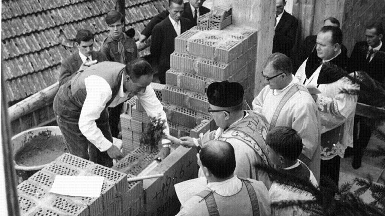 Bei der Grundsteinlegung am 16. Oktober 1966: (von rechts) Pfarrer Otto Bußmann, Pfarrer Erhard Martin, Dekan Franz Hegmann und Kaplan Werner Wolfmeier. Bei der Grundsteinlegung am 16. Oktober 1966: (von rechts) Pfarrer Otto Bußmann, Pfarrer Erhard Martin, Dekan Franz Hegmann und Kaplan Werner Wolfmeier.