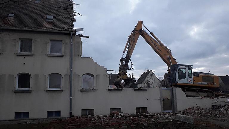 Die Abrissarbeiten an städtischen Mietshäusern in der Breslauer Straße schaffen in der Kitzinger Siedlung Platz für sozialen Wohnungsbau.