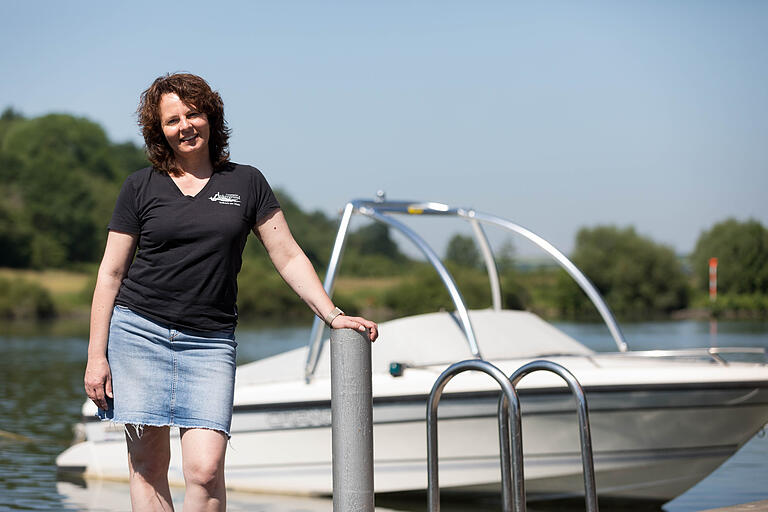 Vom Glück, am Main Dauerurlauber zu sein       -  Zu Besuch auf dem Campingplatz Ankergrund: Betreiberin Tanja Herlitz vor dem eigenen Boot.