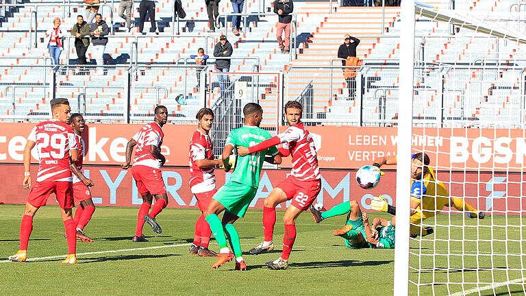 Ein später Tiefschlag: Die Kickers-Akteure (von links) David Kopacz, Douglas, Dominic Baumann, der eingewechselte Daniel Hägele (neben Gegenspieler Timothy Tillman)&nbsp; sowie Keeper Fabian Giefer können beim Kopfball des Fürthers Maximilian Bauer (am Boden) noch hinterherschauen.