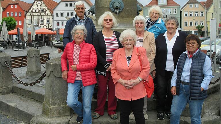 Die Mitglieder des Erzähl-Café-Teams vor dem Marktbärbel-Brunnen am Marktplatz (vorne von links): Marlies Wohlfromm, Sigrid Endres und Cilly May; hintere Reihe von links: Wolfgang Kitscha, Heidi Anders, Renate Bauer, Maria Blümm und Rosemarie Greb.