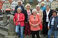 Die Mitglieder des Erzähl-Café-Teams vor dem Marktbärbel-Brunnen am Marktplatz (vorne von links): Marlies Wohlfromm, Sigrid Endres und Cilly May; hintere Reihe von links: Wolfgang Kitscha, Heidi Anders, Renate Bauer, Maria Blümm und Rosemarie Greb.