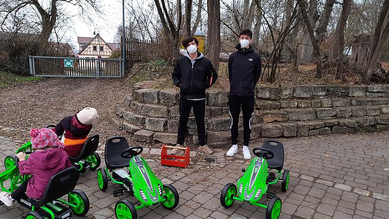 Yunus Nolting und Fabian Bindrim haben die neuen Kettcars zusammengebaut.