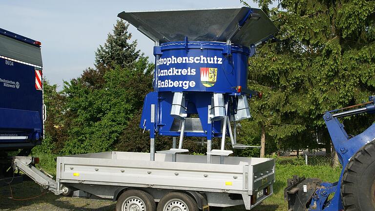 Mit der Anschaffung einer Sandsack-Abfüllmaschine (hier die größere Maschine des THW in Haßfurt) will die Gemeinde Rauhenebrach für künftige Hochwasserlagen besser gerüstet sein.