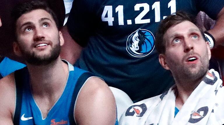 Die zwei Würzburger in Dallas: Maximilian Kleber (links) und Dirk Nowitzki bei dessen letztem Heimspiel für die Mavericks.