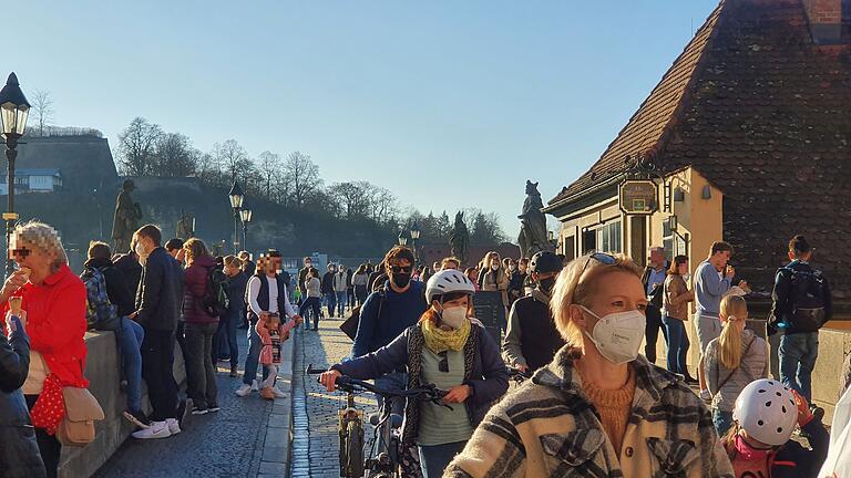 Die ersten warmen Sonnenstrahlen lockten am Sonntag viele Würzburger auf die Alte Mainbrücke. Doch nicht immer wurden dabei die Corona-Regeln eingehalten.