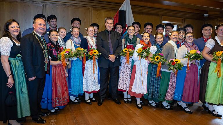 Ministerpräsident Markus Söder war Ehrengast beim Erntedankfest in Grafenrheinfeld. Zwischen Festzug und Empfang im Rathaus wollten viele ein Foto mit ihm. Auch die Planpaare. Links Bürgermeister Christian Keller und seine Frau Kerstin.