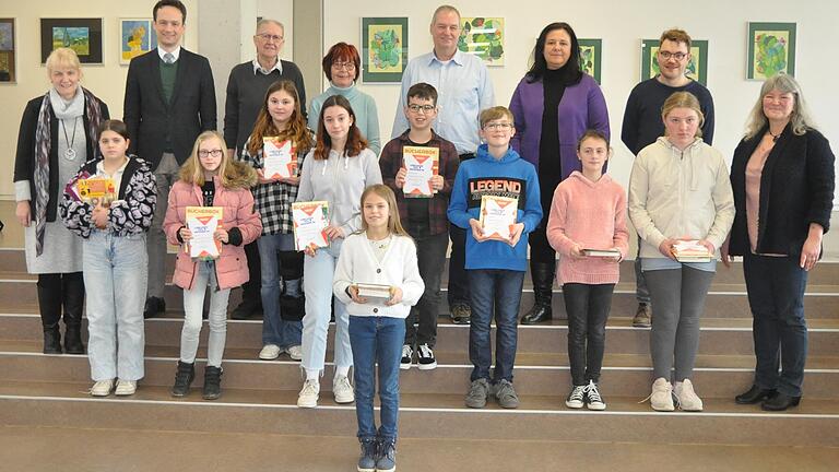 Neun Schulsieger traten in Werneck beim Kreisentscheid des Vorlesewettbewerbs des Deutschen Buchhandels an. Unser Bild zeigt die Teilnehmer und Jurymitglieder mit (von links) Schulrektorin Katrin Beinrott und Landrat Florian Töpper sowie Organisatorin Katharina Bötsch (rechts) und Marlene Göbel (vorne Mitte), die als beste Vorleserin aus dem Landkreis beim Bezriksentscheid antreten darf.