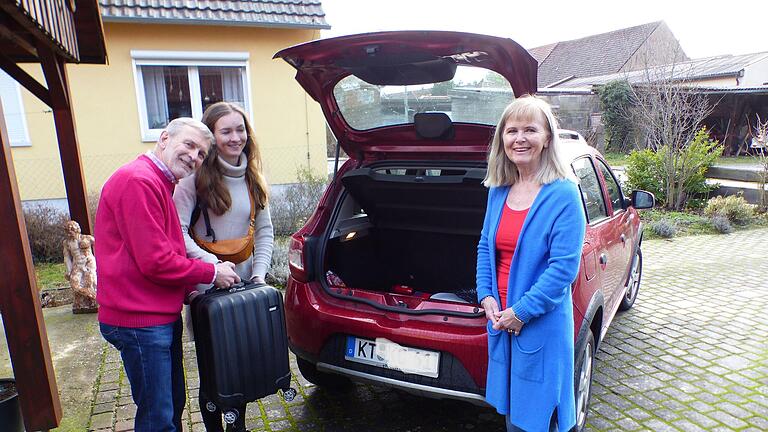 Nach Weihnachten ging es zurück nach Schweden. Angela Hoyer (Mitte) wurde von ihren Eltern Heinrich Hoyer und Christine Kanuth-Hoyer zum Flughafen gefahren. Nach Weihnachten ging es zurück nach Schweden. Angela Hoyer (Mitte) wurde von ihren Eltern Heinrich Hoyer und Christine Kanuth-Hoyer zum Flughafen gefahren.