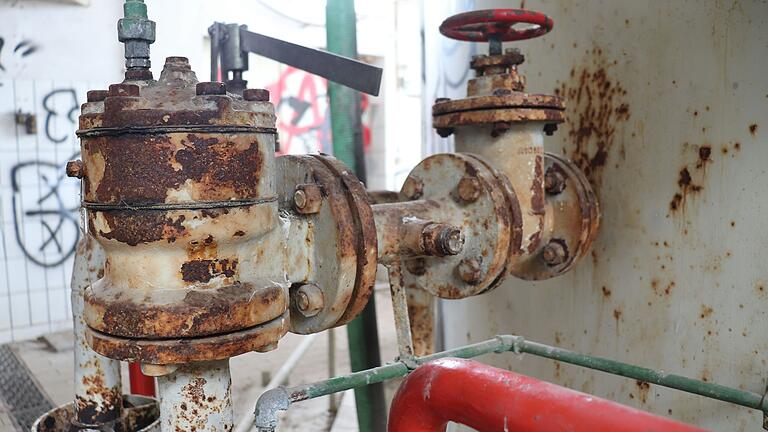 Industrieruine am Main: Alles in dem Gebäude wirkt wie aus der Zeit gefallen. Industrieruine am Main: Alles in dem Gebäude wirkt wie aus der Zeit gefallen.