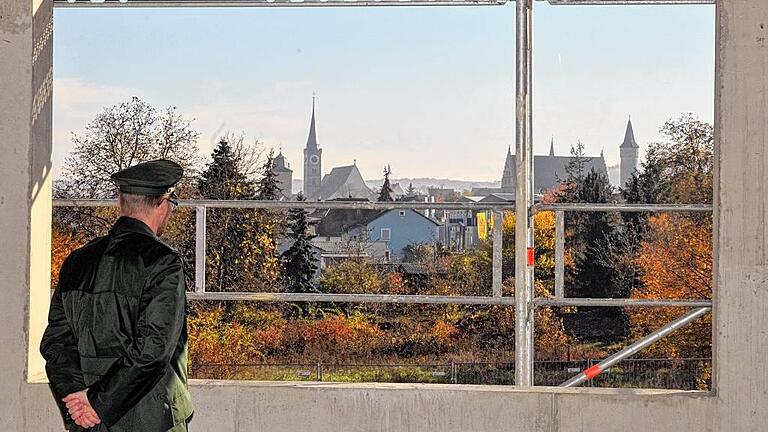 Zimmer mit Aussicht: Der Leiter der Ochsenfurter Polizeiinspektion, Jürgen Maier, testet schon mal den Ausblick, den er von seinem künftigen Büro in der neuen Polizei-Inspektion auf die Stadt Ochsenfurt hat.