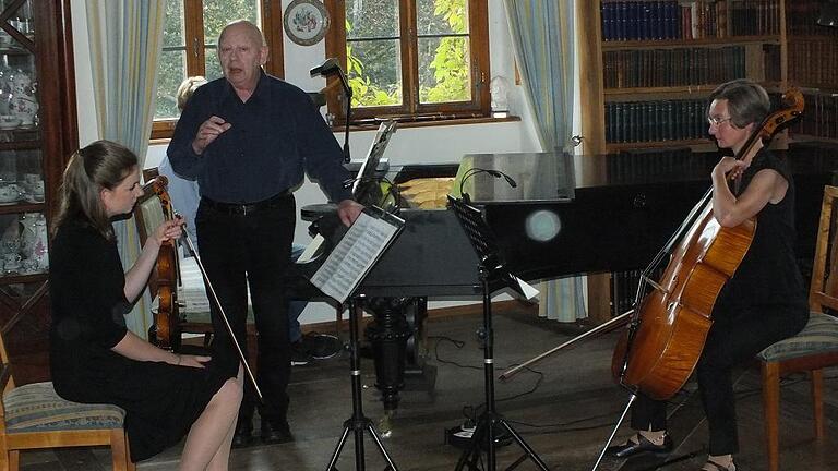 Begeisterten beim Kammermusikabend im Schloss Friesenhausen: (von links) Theresa Krokauer aus Hannover (Violine), Siegfried Großmann aus Seensen (Klavier)und Susanne Reu aus Hannover (Violoncello).