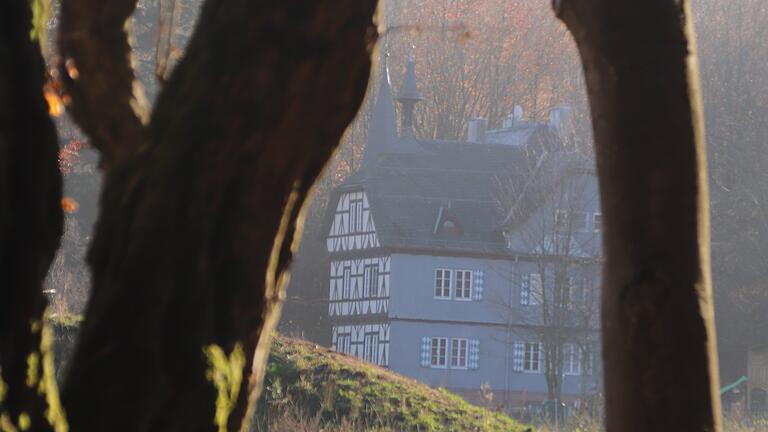 Das Jagdschloss Luitpoldshöhe bei der Autobahnraststätte Rohrbrunn. Nach Meinung der Naturschutzverbände ist es besser geeignet als Zentrum für den Wald als das Eichenzentrum im Hofgut Erlenfurt im Hafenlohrtal.